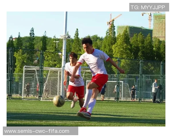 足球插花技巧解析让你在场上如鱼得水轻松应对各种局面